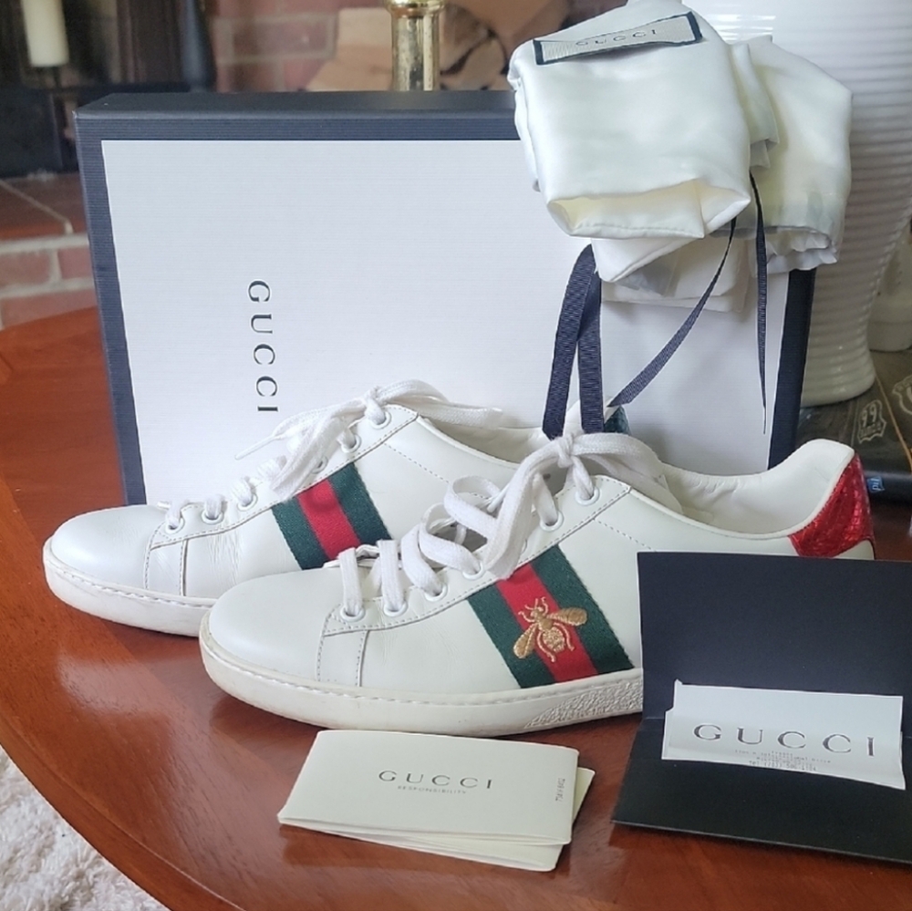 WOMEN'S GUCCI ACE SNEAKER WITH
BEE